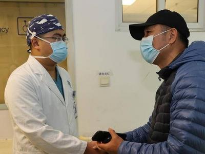 冬日清晨，八旬老人被撞躺路中央，青岛小哥干了这件事冲上热搜！网友：曝光他