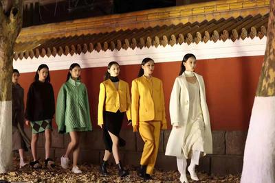 今夜网红墙高光时刻！科技“点亮”时尚之城