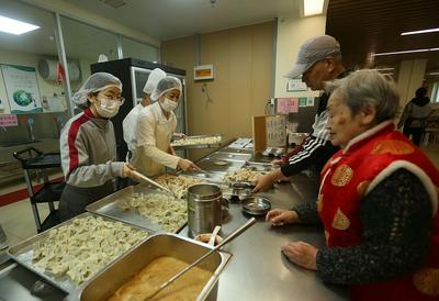 这饺子，味太赞！“名厨”亮手艺，养老院的老人享口福