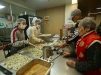 这饺子，味太赞！“名厨”亮手艺，养老院的老人享口福