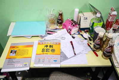 试卷、咖啡、倒计时牌……实拍青岛“考研人”的学习桌