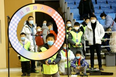 小小飞手赛场竞技，李沧区中小学生智力运动会首届“无人机挑战赛”落幕