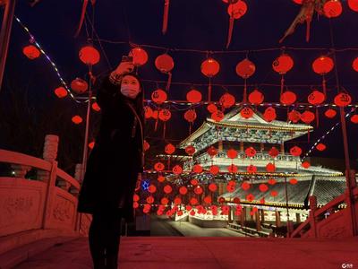 安河桥头灯笼高挂、彩灯点亮，喜迎2022年！