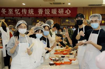 大学生自己动手包饺子，温馨过冬至！