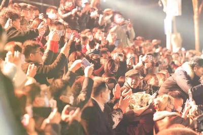 今夜网红墙高光时刻！科技“点亮”时尚之城