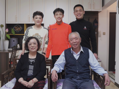 2021年全国“最美家庭”揭晓，青岛港“振超团队”成员郭磊家庭榜上有名