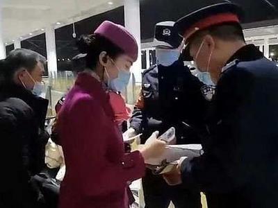 ​动车吸烟后果多严重？吸了3口烟，半年不能坐火车！