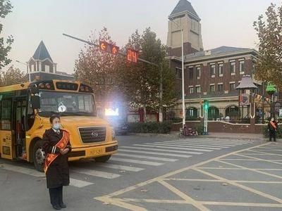 关爱独居老人、护送学生出行……天很冷，这群青岛人的举动却很暖