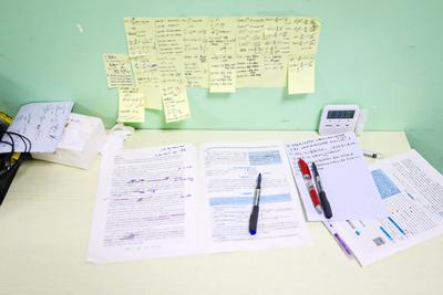 试卷、咖啡、倒计时牌……实拍青岛“考研人”的学习桌