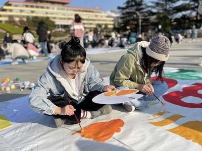 青岛大学举办“请党放心 强国有我”大地彩绘活动
