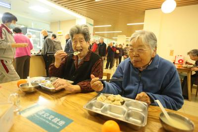 这饺子，味太赞！“名厨”亮手艺，养老院的老人享口福