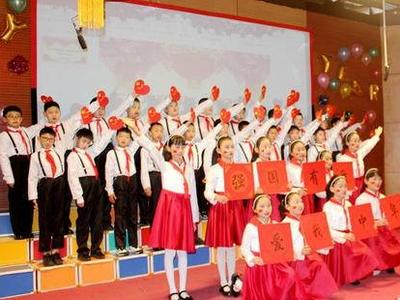 唱响主旋律，童声迎新年 ：青岛洮南路小学举行庆元旦班级合唱比赛