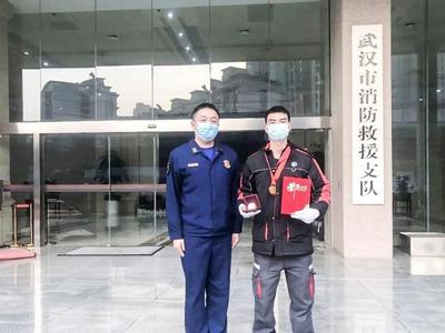 快递小哥救人后被小区居民拦住：英雄的脸要看清！
