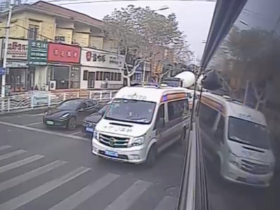 救护车鸣笛呼啸而来……危急时刻，青岛公交车“闯”出一条生命通道！