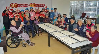暖暖冬至！志愿者在养老院里张罗“饺子宴”