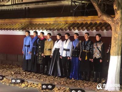 一场“大秀”点亮青岛 大学路上演“科技时尚秀”