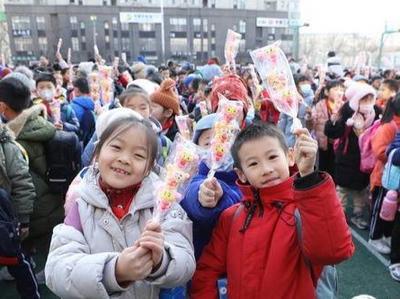 青岛四方小学为少先队员送上“棒棒糖”甜蜜祝愿