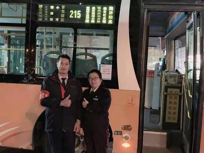 青岛“公交女指挥官”退休记：最好的告别，是等待最后一班车回场 