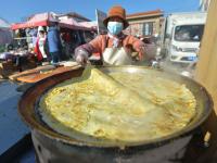 糖球、脂渣……城阳河套大集，真香