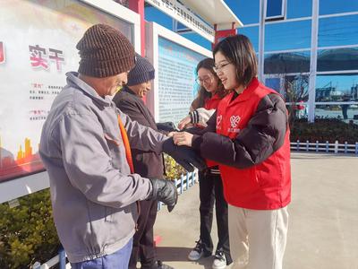 公交站候车凳的“小棉袄”谁套的？这家驻青央企的志愿者被赞“活雷锋”