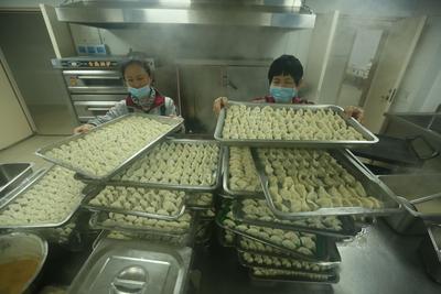 这饺子，味太赞！“名厨”亮手艺，养老院的老人享口福