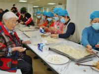 暖暖冬至！志愿者在养老院里张罗“饺子宴”