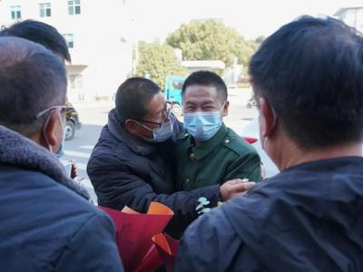 山东两男子千里寻亲凑巧顺路，到站竟发现“凑巧”就是亲兄弟……