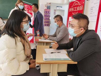 半小时被企业要走11份简历，驻青高校线下招聘会按下“重启键”