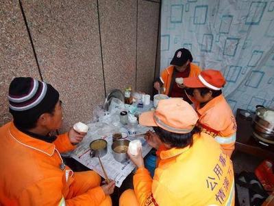 避雨、休憩、热饭菜、解忧……西海岸新区有一处环卫工人“爱心驿站”