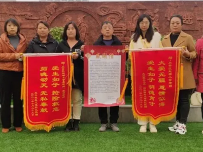 哈哈哈哈哈！老师向学生炫耀新衣服：“恁师娘给我买的！”