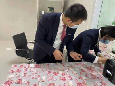 7岁男孩将6000元撕成碎片，工作人员花2天拼完