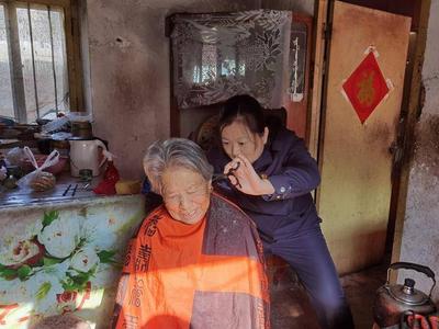 高龄老人居家理发谁来帮？青岛这个社区上门服务的是……