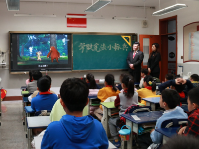法治宣传进课堂，争做宪法小标兵