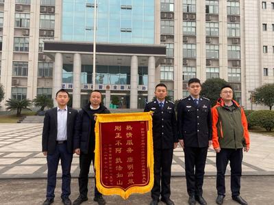 男子“不慎”将车开进水塘，警方顺藤摸出“大瓜”