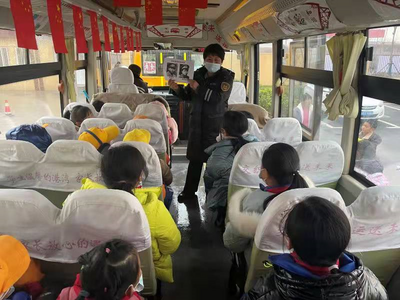 传承红色基因，不忘初心使命|校车车厢响起《少年中国说》