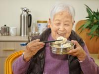 暖暖冬至！志愿者在养老院里张罗“饺子宴”