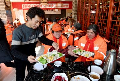 连续八年冬至，他都请环卫工人吃饺子