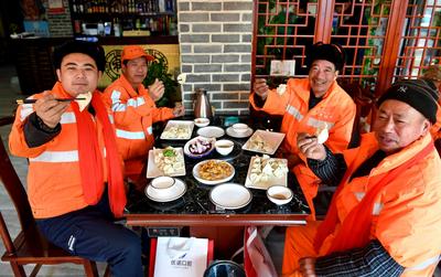 连续八年冬至，他都请环卫工人吃饺子