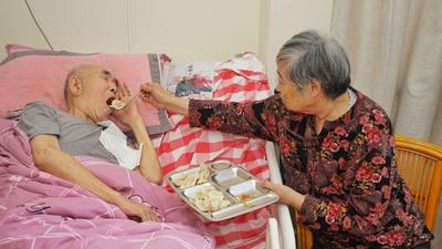 暖暖冬至！志愿者在养老院里张罗“饺子宴”