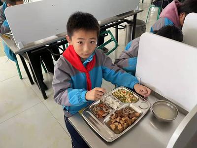 “阿姨做的菜真好吃”！青岛补助215所农村学校食堂，种类丰富肉管够