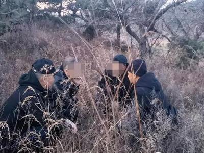 青岛民警在荒山野岭埋伏5个多小时，一处废弃房里抓了25人