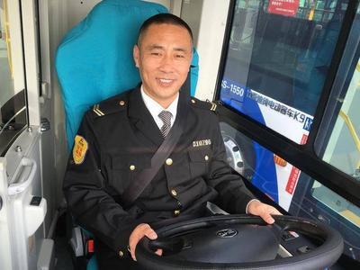 青岛街头，两位公交驾驶员临时“脱岗”，背后原因让人暖心……