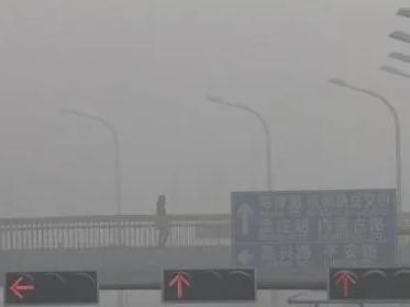 雾霾扰城！冷空气带来污染物，青岛今天有中度至重度污染，出门做好防护