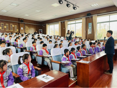 学习警示标识、寻找汽车盲区——李沧区二实小这堂交通安全教育课真精彩！