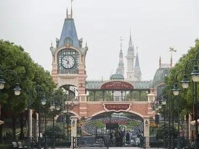 上海迪士尼度假区道歉！数千游客凌晨排队买玩偶，有人哭喊“憋到尿血”