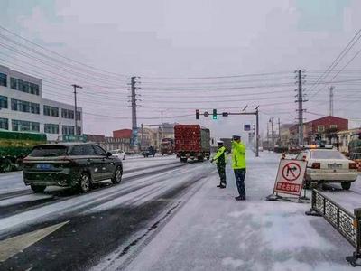设置执勤岗位380余处、出动警力2300余人次！青岛交警雪天保畅