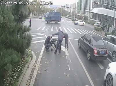 灭火、清障、搀扶……青岛街头，这些人的举动传递城市温度