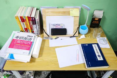 试卷、咖啡、倒计时牌……实拍青岛“考研人”的学习桌