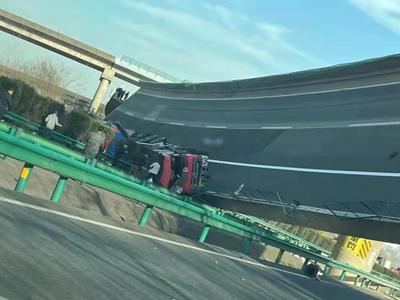 湖北鄂州境内一高速发生桥梁侧翻，3人死亡4人受伤