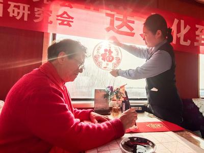 走心！列车上现场写春联送给回家的你|有一种年味叫坚守③